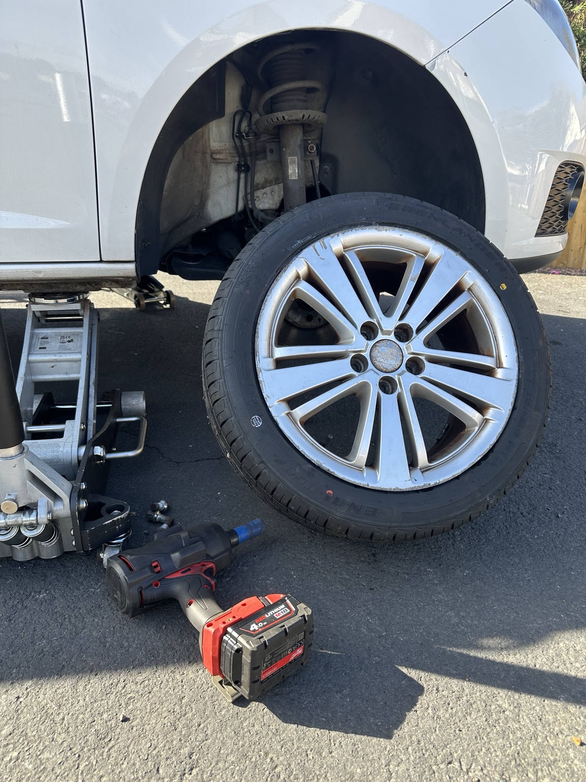 Wheel and tyre fitting equipment