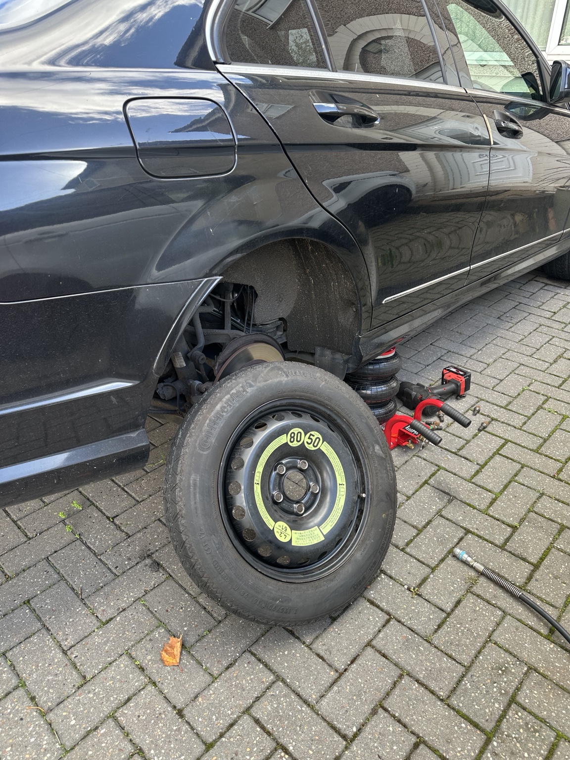 Mobile wheel change at home